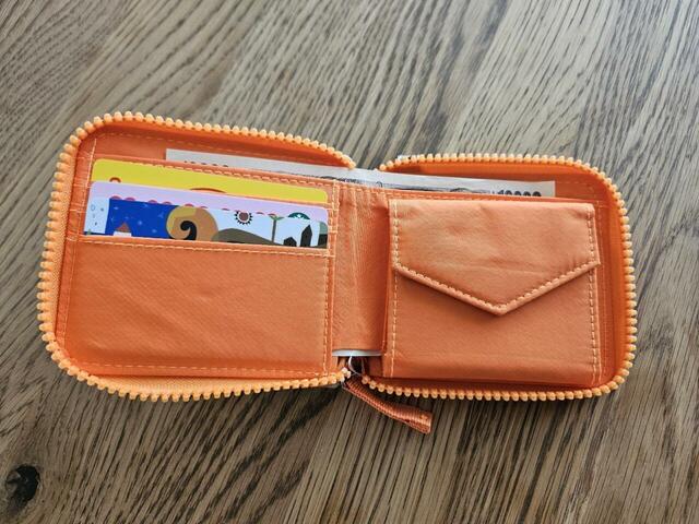【niko and…（ニコアンド） オリジナルストラップ付きZIP財布】カードは3枚収納可能！お札もしっかり入り、コンパクトながら使い勝手が良いです◎