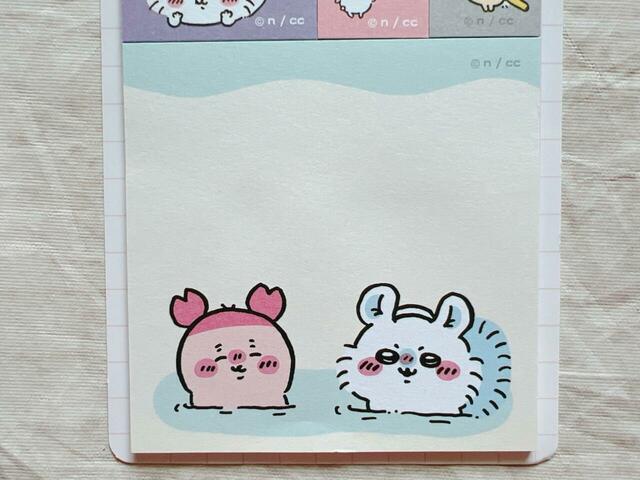 大サイズのイラストは温泉に入るモモンガ＆カニちゃんコンビ。癒される〜♪