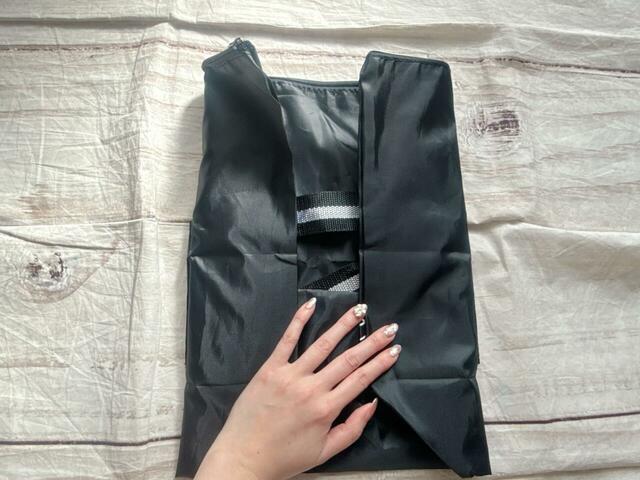 背面ポケットの幅に合わせて両サイドを折りたたみます