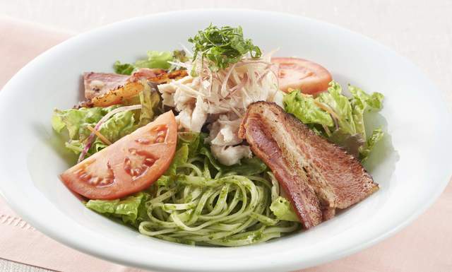 秋田無限堂 稲庭うどん しそ香る冷製ジェノベーゼ ベーコングリル添え