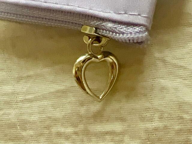 大サイズのみ、ファスナーチャームがハート！