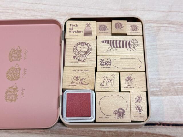 合計12個の木製スタンプと2つのインクパッドが入っています