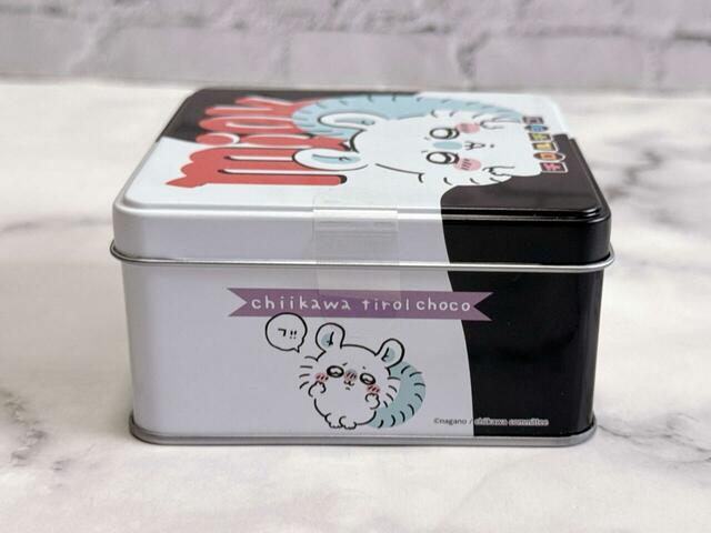 側面はぶりっ子ポーズのモモンガのイラスト入り。モモンガの魅力が詰まっています…！