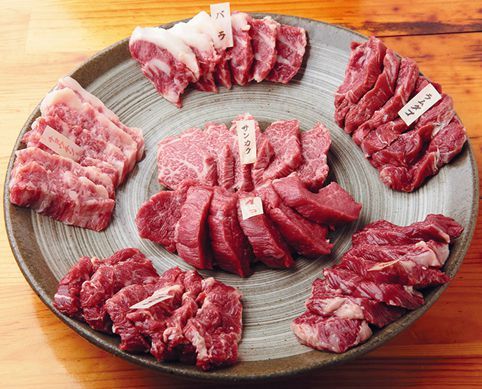 関西「馬肉」の名店／けとばし屋チャンピオン 福島本店（福島）　焼肉盛合わせ — 3～4人前4290円 