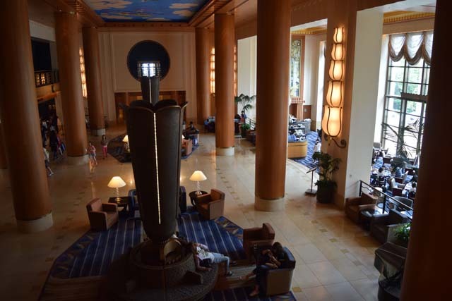 大勢のゲストを迎えるロビー