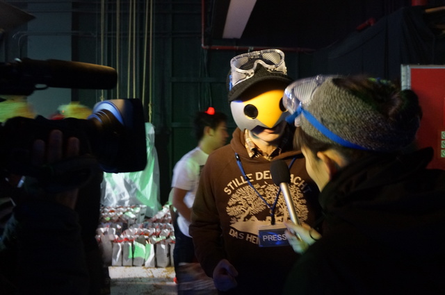 東京タワーで行われた「すごい豆まき2015」の様子。