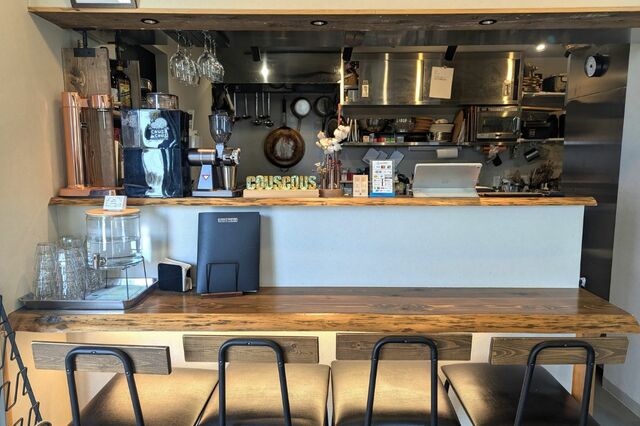 【クスクスグランピング真鶴】センターハウスはカフェ営業も。夜9時～11時はバータイムとなり、お酒やおつまみなどを注文できる