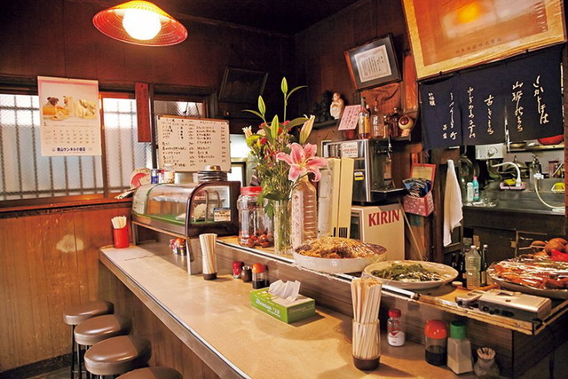 「もつ焼き」の名店／【小岩】みつよし　店内