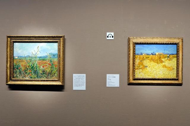 いずれもフィンセント・ファン・ゴッホ　左：《麦畑とポピー》1888年　右：《プロヴァンスの収穫期》1888年