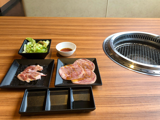 【熟成焼肉いちばん 熟成焼肉いちばんの食べ放題ランチ】まずは好物のハラミとタン、そしてサラダを注文
