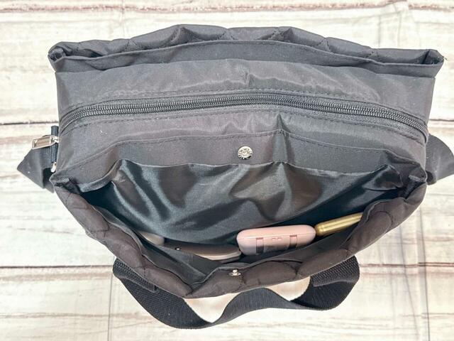 前面の収納スペースには、モバイルバッテリーやミラー、イヤホンなどのよく取り出すものをイン！