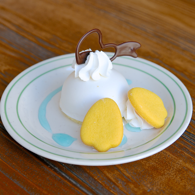 ドナルドダックムースケーキ（ココナッツ）撮影/MezzoMiki