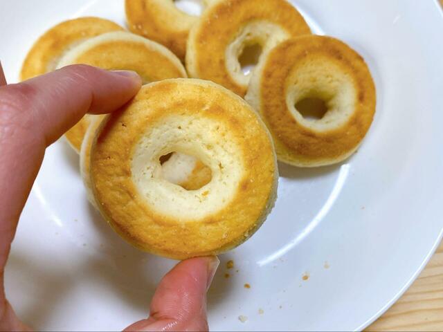 【ドン・キホーテ ベイクドドーナツ】生地はホロホロですが、パサパサしていません