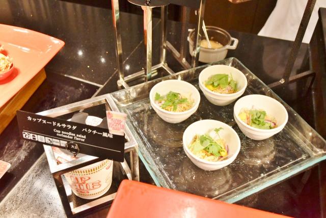 冷しゃぶ カップヌードル 旨辛豚骨とねぎのソース