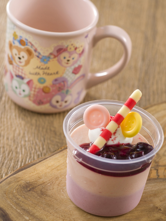 ストロベリー＆カシスムース、スーベニアカップ付き 880円｜ケープコッド・クックオフ｜東京ディズニーシー「ダッフィーのハートウォーミング・デイズ」スペシャルメニュー