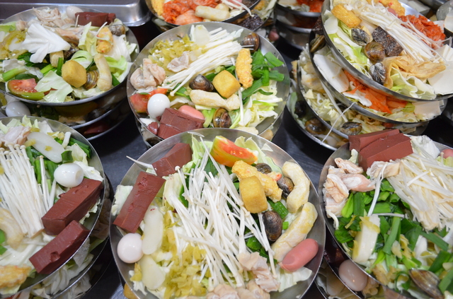  冬場、人気が出る鴨寶鍋。一人用鍋がスタンバイ中