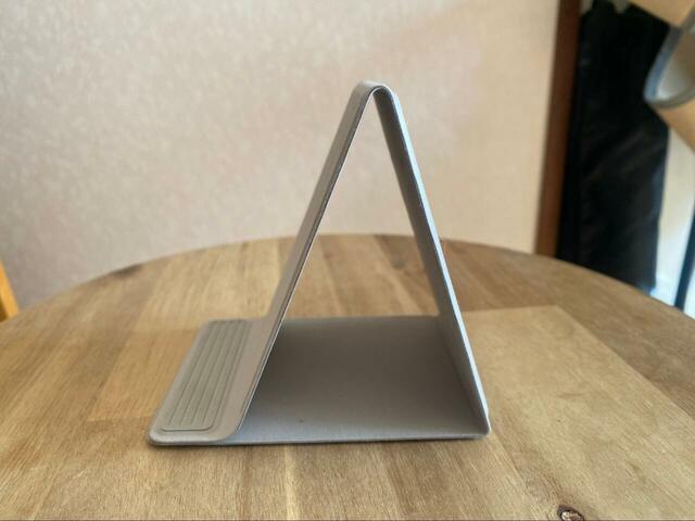  【無印良品 折りたためるスマホスタンド】マグネット式でパタンと展開。慣れたら片手でも開閉できます