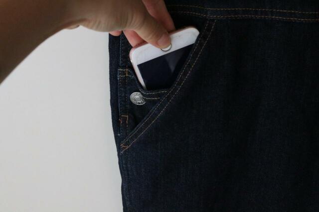 【ワークマン ウォーミーデニムオーバーオール】右のポケットの内部にはスマホが入る小さなポケット