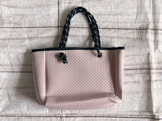 背面は装飾がないシンプルなデザイン