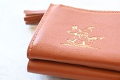 【『SNOOPY YEAR OF THE HORSE MINI WALLET BOOK BROWN』(宝島社)】ゴールドが高見え感をUPするおしゃれなデザイン