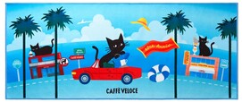 ブランドの歩みを象徴する2店舗が描かれている【カフェ・ベローチェ「40周年記念 黒ねこサマーバッグ 2026」】
