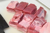 【低温調理レシピ「豚の角煮」】豚バラブロック肉は、3cm程度の食べやすい大きさに切る