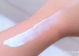 乳白色のジェルをのばすと透明に。