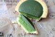 【ファミリーマート 宇治抹茶の生チョコタルト】タルトと、中は2層構造