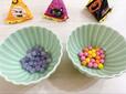 【カルディ ハロウィンくじびき】お菓子は、こんぺいとうとラムネの2種類。それぞれ8g入りの小袋が4個ずつで、食べやすいサイズなのもうれしいポイント