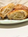 【セブン-イレブン　お店で焼いたサクサククロワッサン 】クロワッサンの断面です。クロワッサンのしっかりとした層になっています