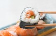 【角上魚類「佐渡サーモンづくし」】巻き寿司にも佐渡サーモンがたっぷり。満足感のある食べごたえ