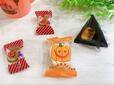 【カルディ ハロウィン 取っ手付きカップ】カップの中にはキャンディ2個と焼菓子、マシュマロが入っています