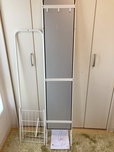 【ニトリ ハンガー付きスタンドミラー ストレージ2】鏡本体とポール、荷物置き網などがセットになっています