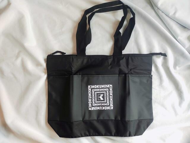 トートのカラーは、落ち着いたブラック