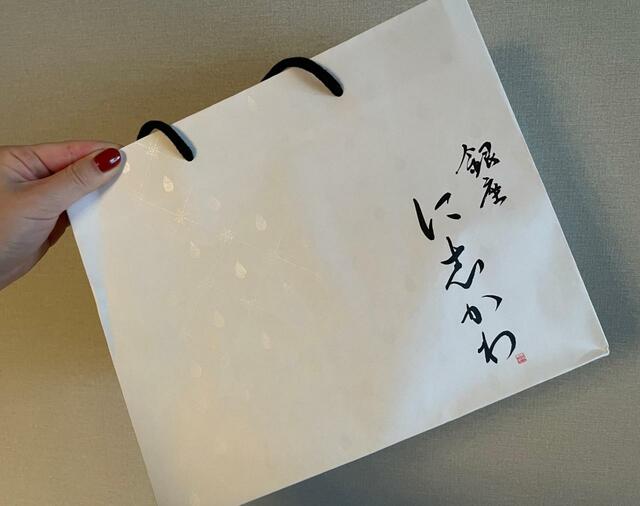 【銀座に志かわ 水にこだわる高級食パン】紙袋からも高級感が伝わってきます