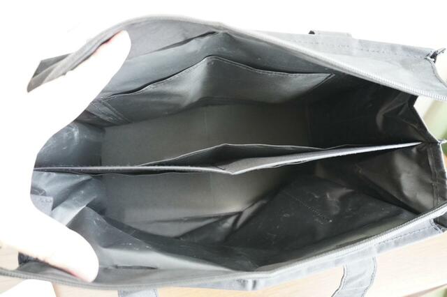 中央に仕切りがついている