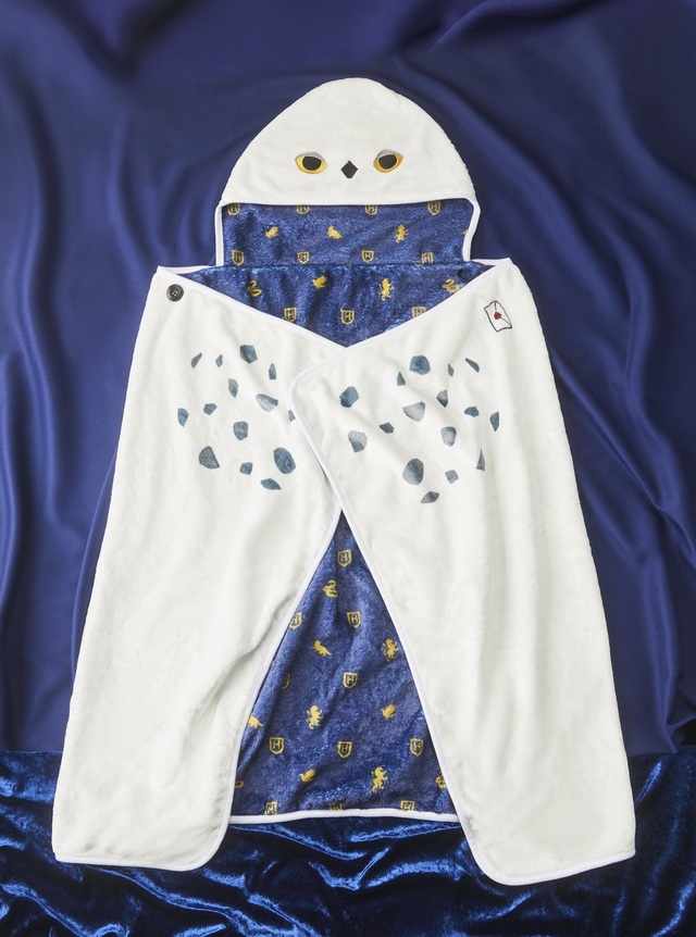 「ローブ風ブランケット（ヘドウィグ）」＜価格：3,960円（税込）＞【タリーズコーヒーで「ハリー・ポッターと炎のゴブレット」の世界を感じられる『Magical Coffee Time』開催！】