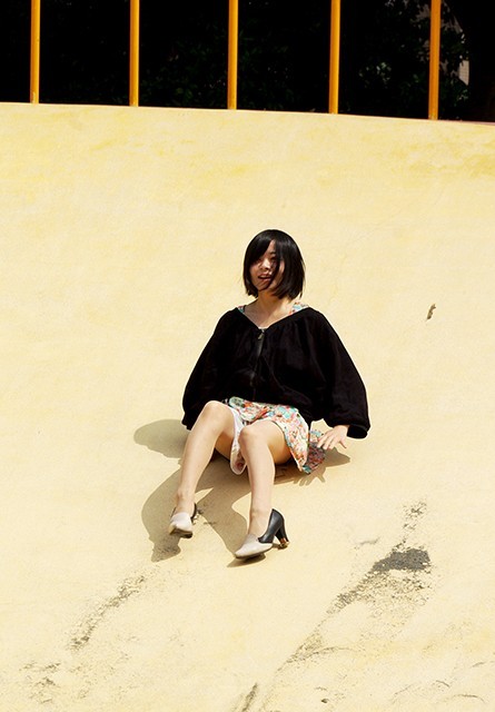 子どもたちに交じって、大きな滑り台で遊ぶ成美ちゃん