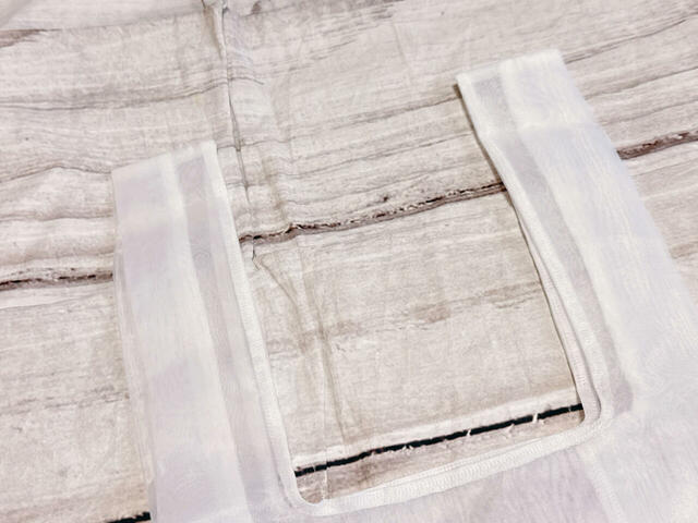 持ち手は腕にかけたり手持ちで持てる長さで、軽やかに持ち歩けるのもうれしいポイント