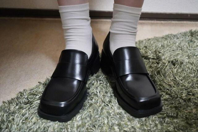 【GU　ボリュームソールローファー+E】スクエアフォルムなので足先が痛くなることはありませんが、少し小さめに感じました