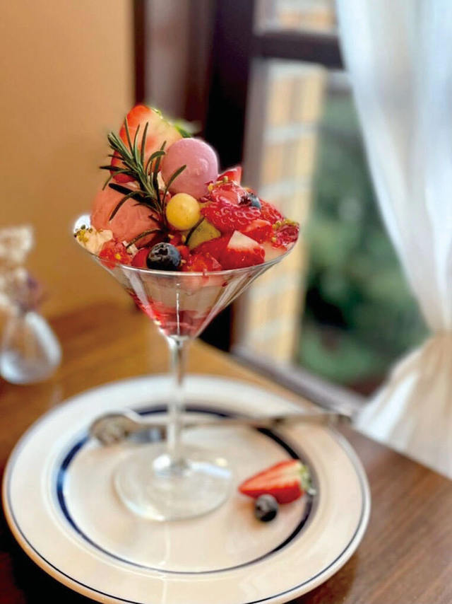 Cafeblue（カフェブル）【名古屋／岩塚】たっぷり苺とチョコムースのパフェ（1650円）