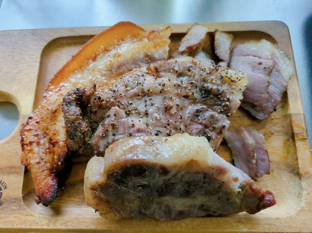 【ダイソーグッズで自家製ベーコン作り】焼きたてより冷蔵庫で冷やしてからの方がベーコンっぽさが増しますが、おいしすぎてつまみ食いが止まらないので注意！