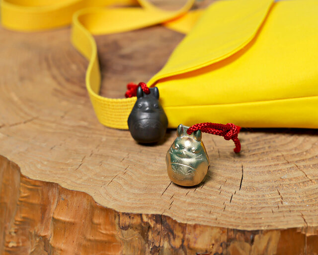 小田原鋳物のお守り鈴（トトロ真鍮、トトロ黒）／各1,980円