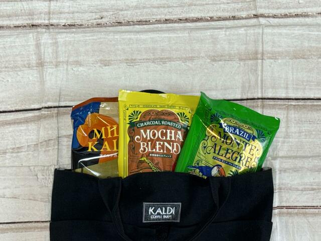 【カルディ コーヒーの日バッグ】3種類のコーヒーが入った豪華なセット!価格は税込2,400円で、粉と豆から選べます