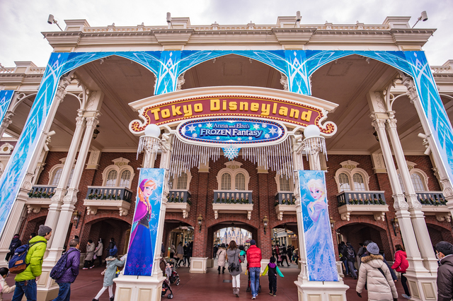 東京ディズニーランドでは「アナとエルサのフローズンファンタジー」が開催中。撮影 / YOSHI