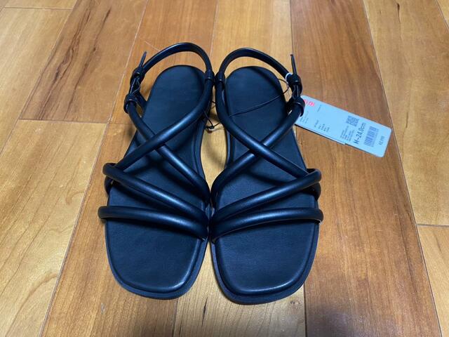 【UNIQLO ナローストラップサンダル】価格は2,990円（税込）だから手に取りやすい！