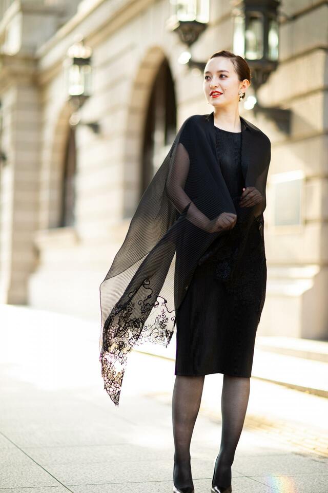 【SPECCHIO シャトルプリーツワンピース×スカラップレース刺繍クリスタルプリーツシフォンストール】