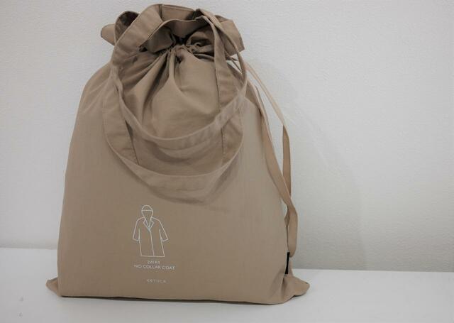 【KEYUCA（ケユカ）晴雨兼用2WAY ノーカラーコート】エコバッグにもなる巾着付き。梅雨時はバッグに入れて持ち歩いてもよさそう