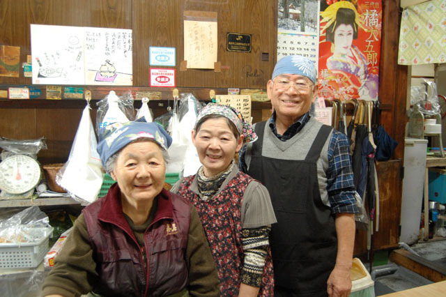女将の磯村愛子さん（左）。妹さん、義弟さんとともに