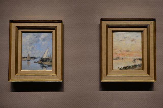 いずれもウジェーヌ・ブ−ダン　左《岸辺のボート》製作年不詳　右《潮、海辺の日没》製作年不詳